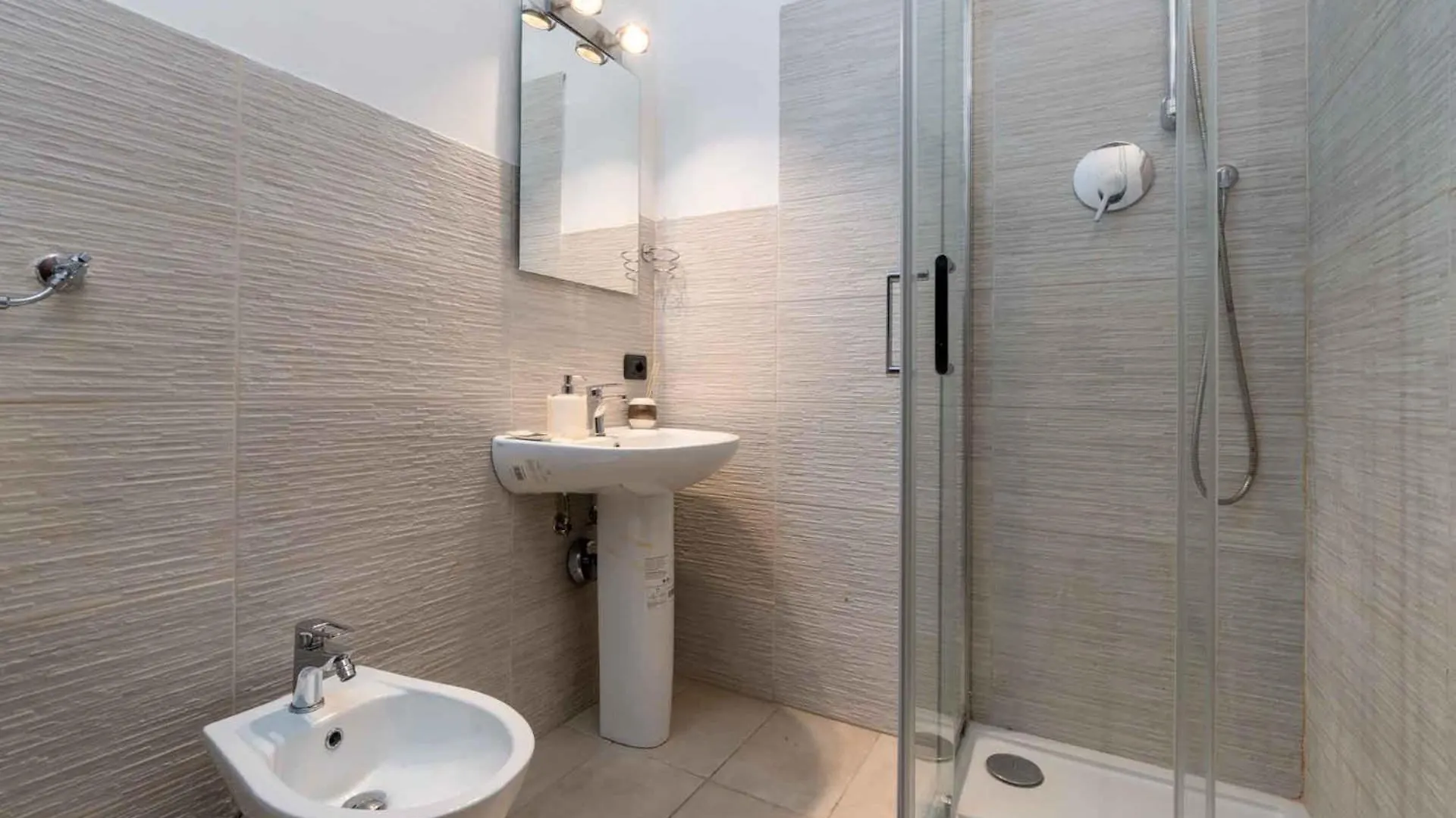 Attico Di 300 Mq 6 Camere 5 Bagni, Ampio Terrazzo 切萨诺博斯科内 公寓